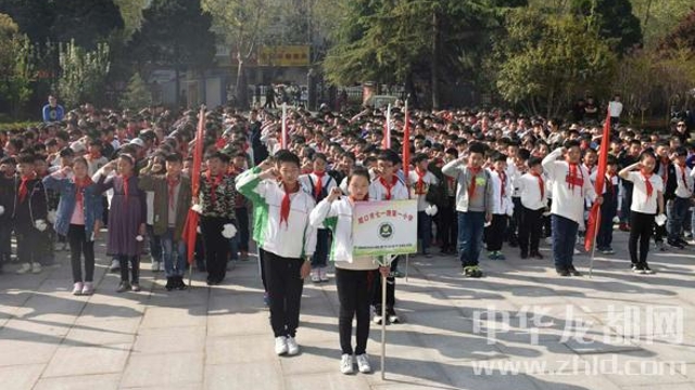 周口：小學生清明祭掃烈士陵園