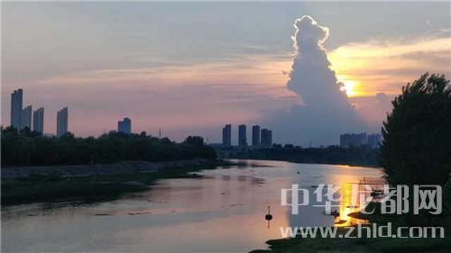 為了這朵云，周口人聚集在大慶路橋上……